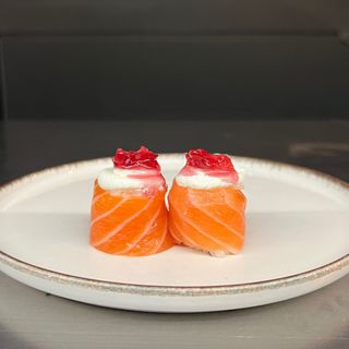 39) Gunkan de salmão fila  c/ cebola caramelizada (4 pçs)