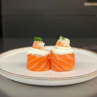 43) Gunkan de salmão  filadélfia com camarão (4 pçs)