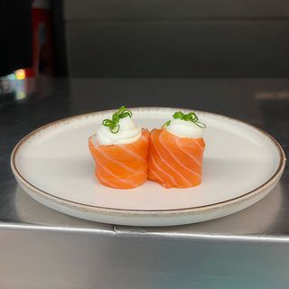 1) Gunkan Salmão Filadélfia (4 pçs)