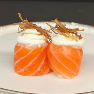 38) Gunkan de salmão  fila crispy (4 pçs)