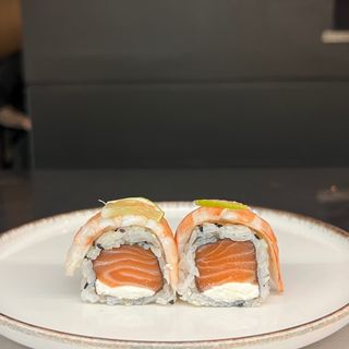 29) Uramaki de salmão e camarão fila lemon (4 pçs)