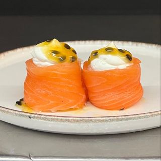 40) Gunkan fila com molho  de maracujá (4 pçs)