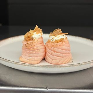 47) Gunkan de salmão fila braseado com cebola frita (4 pçs)