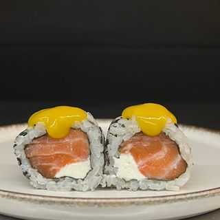 31) Uramaki de salmão fila com  molho de manga (4 pçs)