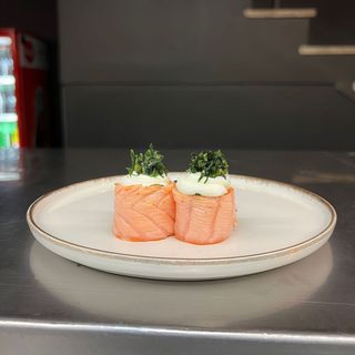 7) Gunkan crispy braseado (4 pçs)