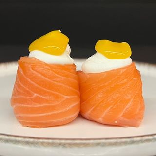 41) Gunkan de salmão  fila com  molho de manga (4 pçs)