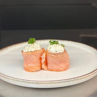 44) Gunkan de salmão filadélfia braseado  (4 pçs)