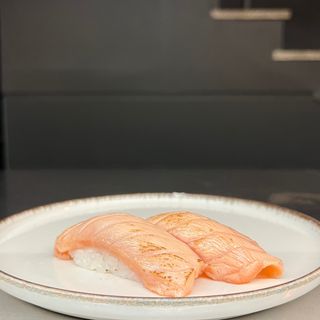 17) Niguiri de salmão  braseado (2 pçs)