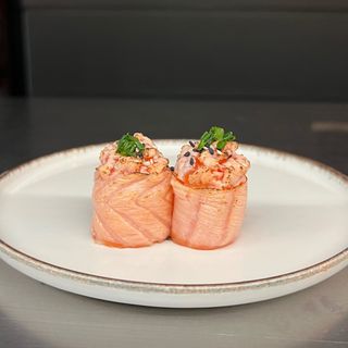 50) gunkan de salmão  clássico braseado (4 pçs)