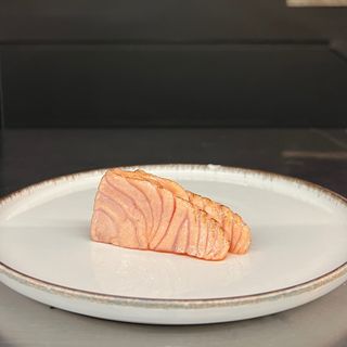 14) Sashimi de salmão  braseado (2 pçs)