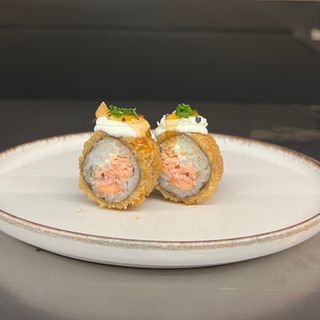 53) Hot salmão especial (4 pçs)