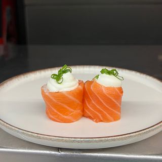 37) Gunkan de salmão filadélfia (4 pçs)