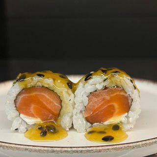 30) Uramaki de salmão fila com  molho de maracujá  (4pçs)