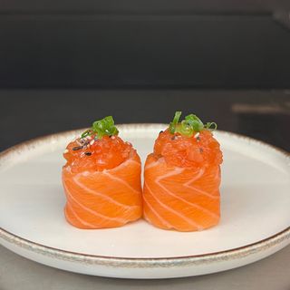 49) Gunkan de salmão com  patê de salmão (4 pçs)