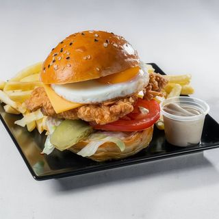 Crispy Bite com Ovo e Fritas