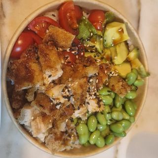 Poke de frango panado com teriyaki