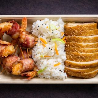 A29 Mix Asiático de Gambás com Bacon,Arroz Salteado e Pato Panado