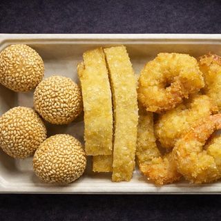 A21 Mix Frito de Bolinha de Sésamo,Camarão Panado e Frango Panado (16 un)