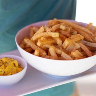 Dose de batata frita com mayo de caril