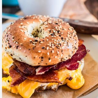 Egg cheese bacon com batata frita