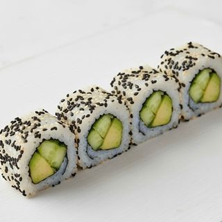 Vegan uramaki with avocado and pepino and topped sesam 8 pcs