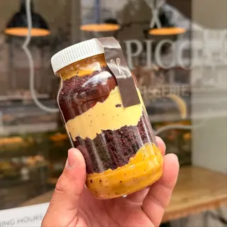 Bolo de chocolate, brigadeiro e maracujá