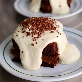 Bolo de chocolate, brigadeiro e mousse de Leite Nido