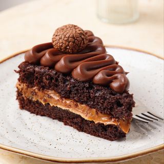 Bolo de chocolate, doce de leite & brigadeiro