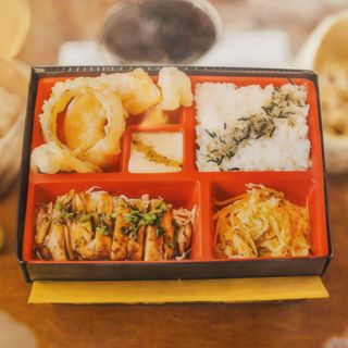 B1.Arroz Japonês com Frango Caril ou Camarão Panado