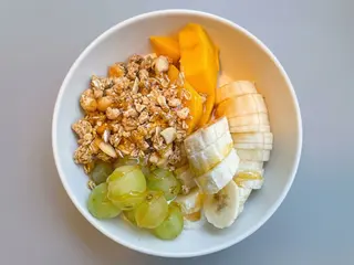Taça de Iogurte Vegan com Granola e Frutas