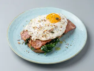 Tosta de Queijo, Espinafres, Bacon e Ovo Estrelado