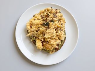 Tosta de Abacate e Ovo Mexido