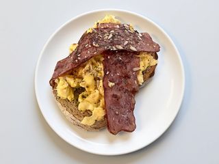 Tosta de Ovos Mexidos e Bacon