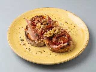 Tosta de Tomate Seco e Presunto