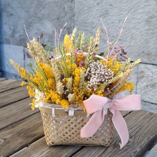 Cesta com flores secas