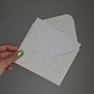 Envelope feito de papel reciclado