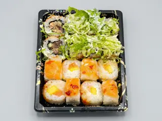 10. a Crepe Sushi Salmão  e Califórnia Salmão Grelhado (16 peças)