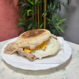 Bifana no Bolo do Caco com Ovo