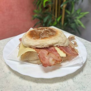 Bifana no Bolo do Caco com Bacon e Queijo