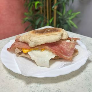 Bifana no Bolo do Caco com Ovo e Bacon