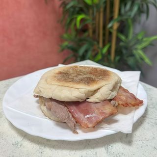 Prego no Bolo do Caco com Bacon