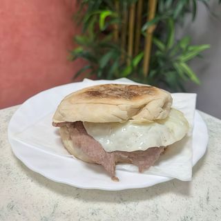 Prego no Bolo do Caco com Ovo