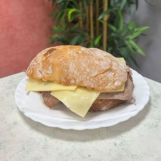 Prego no Pão da Avó com Queijo
