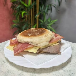 Prego à Barbas no Bolo do Caco