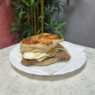 Prego no Bolo do Caco com queijo e ovo