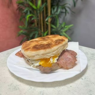 Prego no Bolo do Caco com ovo e bacon