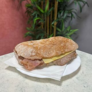 Prego no Pão da Avó com queijo e bacon