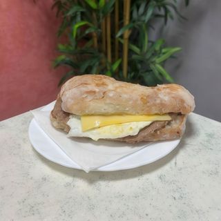 Prego no Pão da Avó com queijo e ovo