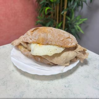 Bifana no Pão da Avó com Ovo