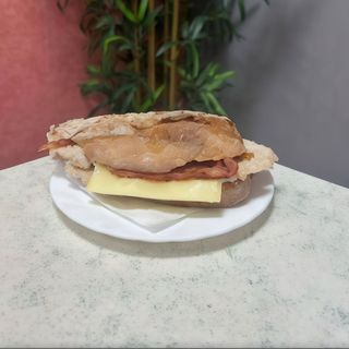 Bifana no Pão da Avó com Bacon e Queijo